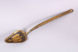 AN OTTOMAN / ISLAMIC GOLD INLAID RELIGIOUS CALLIGIRAPHY SPOON, inlaid gold floral motif and