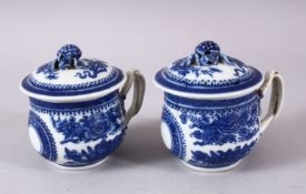 A PAIR OF 18TH CENTURY CHINESE FITZHUGH PATTERN BLUE & WHITE CUPS & COVERS, with fitzhugh pattern