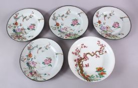A COLLECTION OF FIVE CHINESE FAMILLE ROSE PLATES, 23cm diameter.
