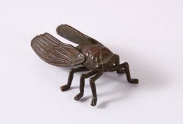 A JAPANESE BRONZE FIURE OF A CICADA - 5cm