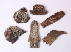 A MIXED LOT OF SIX CHINESE CARVED HARDSTONE PENDANTS / CARVINGS, of varied form and style (6)