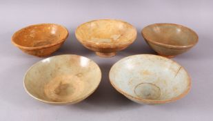 A MIXED LOT OF 5 EARLY CHINESE GLAZED POTTERY BOWLS, of varying size, approx 15.5cm. (5)