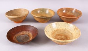 A MIXED LOT OF 5 EARLY CHINESE GLAZED POTTERY BOWLS, of varying size, approx 15.5cm. (5)