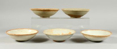 FIVE VARIOUS CHINESE POTTERY BOWLS.