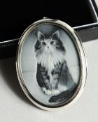 A SILVER CAT CAMEO BROOCH