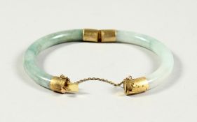 A 14CT GOLD AND JADE BANGLE