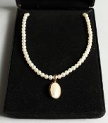 A 14CT GOLD PEARL NECKLACE