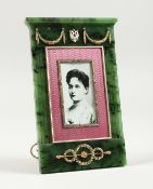 A SUPERB RUSSIAN JADE, GOLD AND ENAMEL MOUNTED PHOTOGRAPH FRAME with double eagle. Bears Faberge