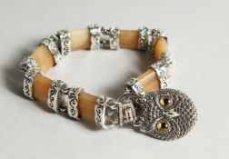 A SILVER AND AGATE TOGGLE BRACELET with owl lock