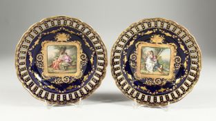 A SUPERB PAIR OF VIENNA PIERCED EDGE BLUE AND GILT PLATES, the centre painted with young lovers.
