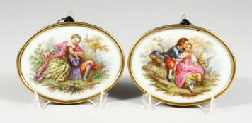 A GOOD PAIR OF 19TH CENTURY CONTINENTAL PORCELAIN OVALS of young lovers, in a gilt metal frame. 4