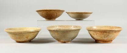 FIVE VARIOUS CHINESE POTTERY BOWLS.