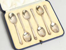 A SET OF SIX STERLING SILVER COFFEE SPOONS cased Sheffield 1914