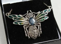 A SILVER SAPPHIRE SET PLIQUE ENAMEL BEE NECKLACE