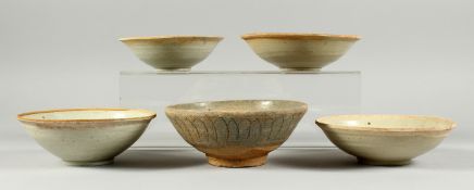 FIVE VARIOUS CHINESE POTTERY BOWLS.