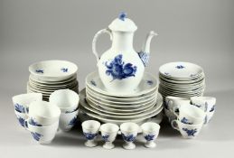 A GOOD COPENHAGEN PORCELAIN PART TEA AND DINNER SET of 59 pieces.