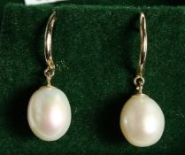 A PAIR OF 9CT. GOLD FRESH WATER PEARL EAR RINGS.