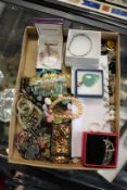 A good group of jewellery to include numerous pairs of earrings, bracelets etc.