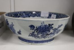An unusual 18th / 19th century Chinese blue and white porcelain bowl or vase cover.