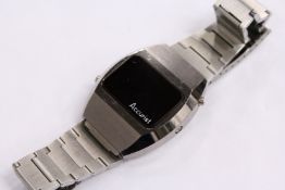 A gent's wristwatch.