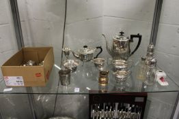 A quantity of plated items.