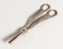 A PAIR OF GRAPE SCISSORS London 1923 Goldsmith & silversmith Co.