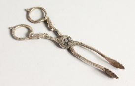 A PAIR OF 18TH CENTURY SILVER CAST SUGAR NIPS
