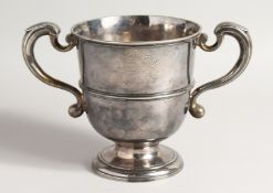A FINE GEORGE I SILVER TWO HANDLED PEDESTAL CUP with scrolled handles, 6ins high, 5.25 ins