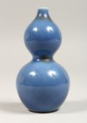 A SMALL CHINESE BLUE DOUBLE GOURD VASE Blue square mark 4.25ins high