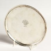 A GEORGE I IRISH SILVER CIRCULAR TAZZA with crest, Loyal. Au. Mort, with a face. Dublin 1724,