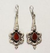 A PAIR OF SILVER AND AGATE DROP EAR RINGS