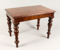 A MAHOGANY SUITCASE STAND on turned legs 21ins long