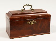 A GEORGE III MAHOGANY THREE DIVISION CADDY with banded top, brass carrying handle and escutcheon.