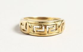 A 14CT GOLD PIERCED KEY PATTERN RING.