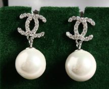 A PAIR OF SILVER AND PEARL DROP EARRINGS