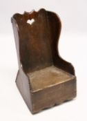 AN 18TH CENTURY CHILD'S OAK ROCKING CHAIR.