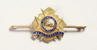 A 15CT GOLD AND ENAMEL BROOCH 