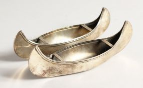 A PAIR OF SILVER CANOES. 7ins long Chester 1905