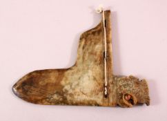 A CHINESE ARCHAIC STYLE CARVED JADE PENDANT, 16cm