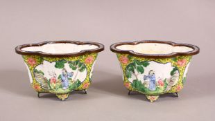 A PAIR OF CHINESE QIANLONG ENAMEL BOWLS, each decorated with a yellow ground and panels of figures