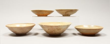 FIVE CHINESE POTTERY BOWLS.