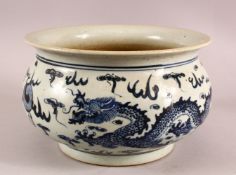 A CHINESE BLUE & WHITE DRAGON AND PHOENIX PORCELAIN POT, 29cm diameter,