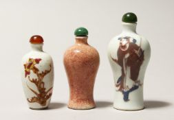 THREE CHINESE PORCELAIN SNUFF BOTTLES.