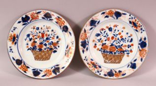 A PAIR OF 18TH CENTURY CHINESE KANGXI / YONGZHENG IMARI PORCELAIN PLATES, each with a floral display