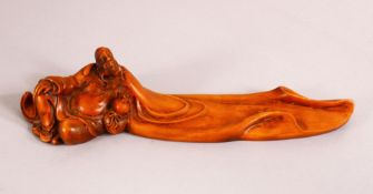 50A CHINESE CARVED WOOD FIGURE OF ROHAN OR IMMORTAL, seated with a drinking vessel, 20cm