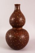 AN UNUSUAL CHINSE SPECKLE DECORATED DOUBLE GOURD PORCELAIN VASE, with speckle raised decor upon a
