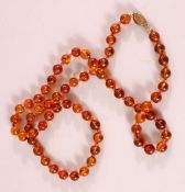 AN AMBER BEAD NECKLACE, 74cm long, each bead approx. 8-10mm, weight 30g.