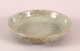 A CHINESE CRACKLE WARE GE ARE PLATE, 14cm