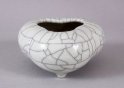 A CHINESE GE GLAZE PORCELAIN TRIPOD BRUSH WASH, with iron wire style decoration, 10cm.