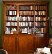 A GOOD GEORGE III MAHOGANY STANDING BOOKCASE with dentil cornice, three rows of open shelves, five
